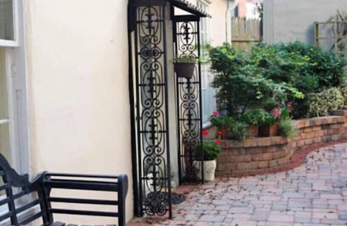 Historic District Cottage | Secluded Cozy Cottage in Historic Downtown