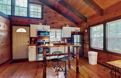 Sautee Nacoochee Cabin | Secluded dog-friendly cabin with screen deck, hot tub & fireplace