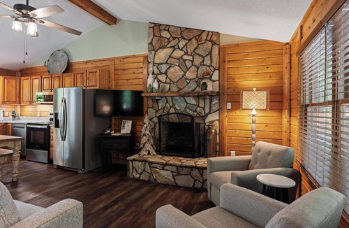 Purlear Cabin | Secluded Mountain Getaway - BIG VIEWS, Fire Pit, Outdoor Dining, 12 Acres