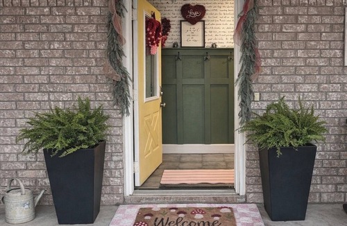 Brenham House | Secluded-Prvt fishing-Close to dwntn-firepit-paddleboat-nature trail-KING bed