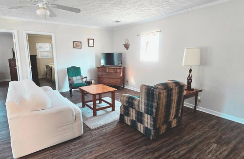 Eastman House | Serene 2-bedroom house with AC in charming Eastman