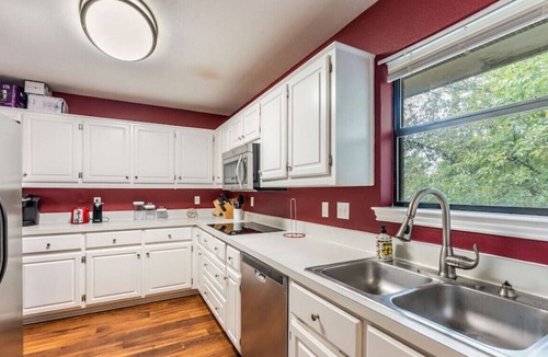 Cedar Hill House | Serene and Dazzling 3 Bedroom Home