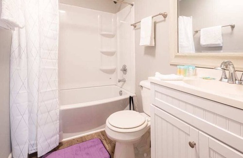 Durham Apartment | Serene and Spacious 2BR w/ Parking