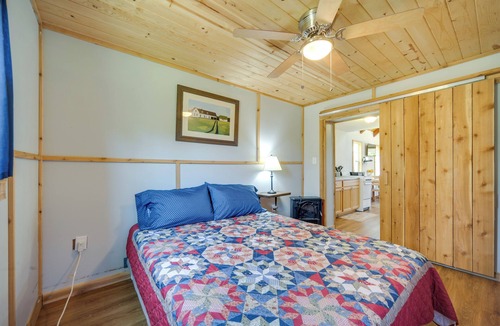 Fredericksburg Cabin | Serene Hill Country Cabin w/Deck Near Wineries!