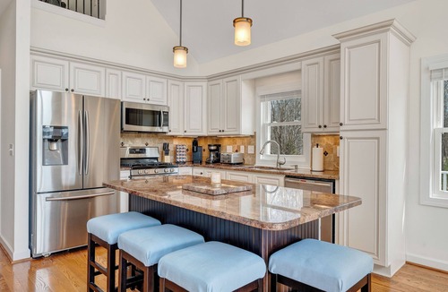 Huddleston House | Serene Stay: Your Perfect Lakefront, Family-Friendly Getaway