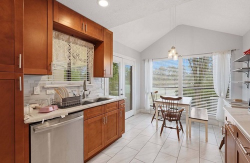 Crosby House | Serene Waterfront Haven Spacious 3BR Townhouse In Newport