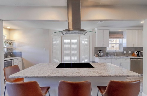 Lake Highlands House | "Serenity Dallas": 5BD/2.5BA House with Pool-Jacuzzi/Pool Table/2 Living Areas!