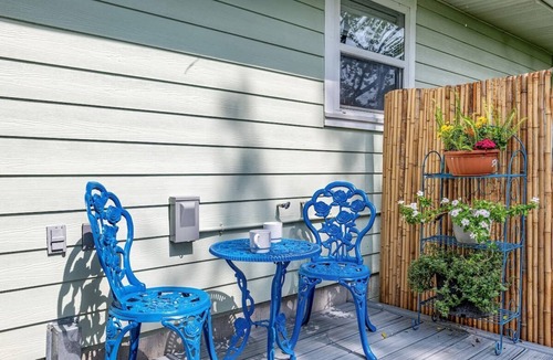 Alachua House | Serenity Terrace | King Bed Lounge & Coffee Bar