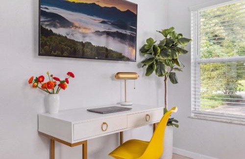 Alachua House | Serenity Terrace - King Bed , Lounge & Coffee Bar