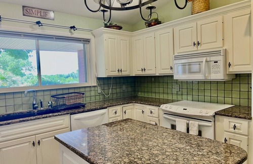 Temple House | Shaded Oaks Peaceful Golf Course and Close to BSW