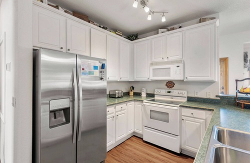 Manteo Condo | Shallowbag Bay 704: Dog-Friendly | Pool/Gym Access