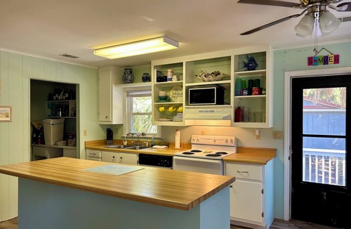 Ocean Ridge House | SHELL SHOCKED “GOLF CART AVAIL. inquire" FIRE PIT - DOG FRIENDLY - BEACH GETAWAY