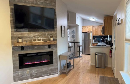 Front Royal Cabin | Shenandoah Twilight | Hot Tub & Golden Hour Mountain Views