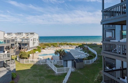 Sneads Ferry Condo | Shipwatch Villa 1318 - Oceanfront condo - swimming pool!