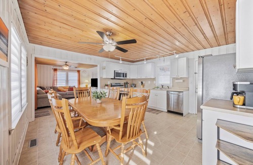 Atlantic Beach House | Short 1/4 mile walk to beach access in beautiful North Myrtle Beach!
