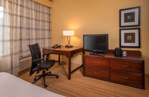 Durham House | Short Distance From The Well Known Sites! 4 Pleasant Units, Free Parking, Pool