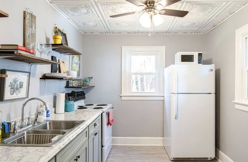 Athens Apartment | :) Short walk to 5 Points/UGA/Foley Field/Restaurants - Comfortable Bed!