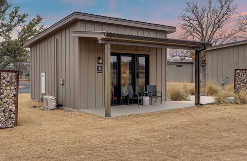 Stonewall Cabin | Silverstone Casita at Featherstone Winery