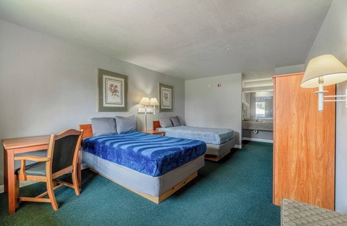 Livingston Hotel | Simple 2 Full Beds Near Scenic Outdoor Spots - 2 Rooms