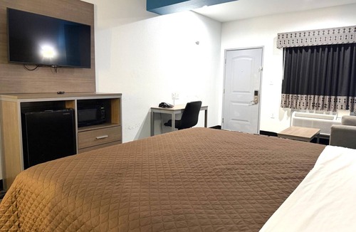 Westfield Hotel | Simple & Affordable Room Near Houston’s Key Attractions | Free Parking
