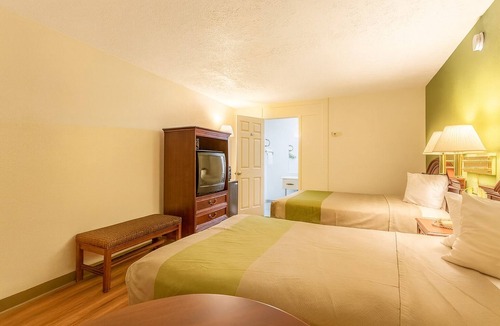 Edgewood Hotel | Simple Room w/Easy I-95 Access for Quick Stopovers