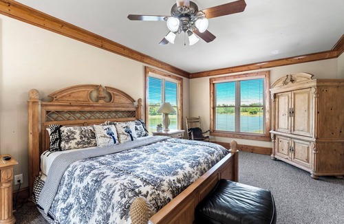 Fort Valley Cabin | Situated on a picturesque lake in Fort Valley, GA, the lodge is an ideal setting for corporate retreats or family reunions.