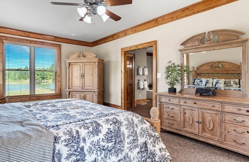 Fort Valley Cabin | Situated on a picturesque lake in Fort Valley, GA, the lodge is an ideal setting for corporate retreats or family reunions.
