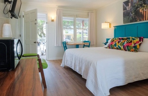 Ocracoke Cabin | 'Skipper Suite' Bluff Shoal Motel - Room 6