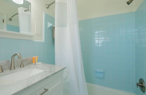 Ocracoke Cabin | 'Skipper Suite' Bluff Shoal Motel - Room 6