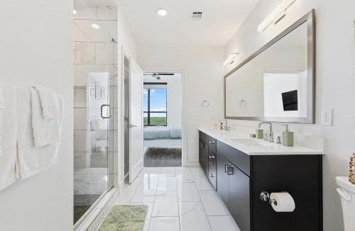 Texas Medical Center Apartment | Skyline LUXE - Garage, Pool & Gym