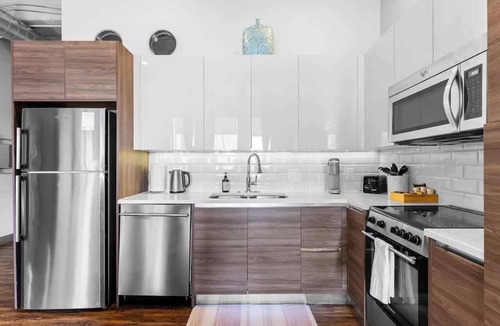 Downtown Dallas Apartment | Skyline View 3BR Loft | Pool + Valet Parking