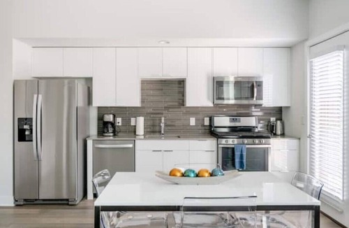 East Cesar Chavez Condo | Sleek Downtown Condo with Free Parking, Pool and Gym