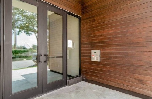 East Cesar Chavez Condo | Sleek Downtown Condo with Free Parking, Pool and Gym