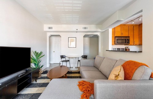 Old Town North Apartment | Sleek Old Town North 1BR w/Gym & Rooftop Pool, nr Museums, by Blueground