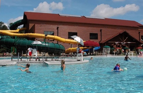 Williamsburg Apartment | Sleep 6, Family Studio w Fireplace! GREAT WOLF LODGE WATERPARK INCLUDED, 5 POOLS
