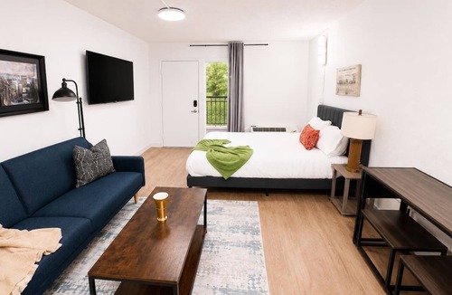 St. Johns Apartment | Sleepover | Cozy Studio + Gym - Austin TX