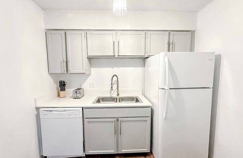 Windsor Park Apartment | Sleepover | Delightful 1BA/1BA + Gym - Austin TX