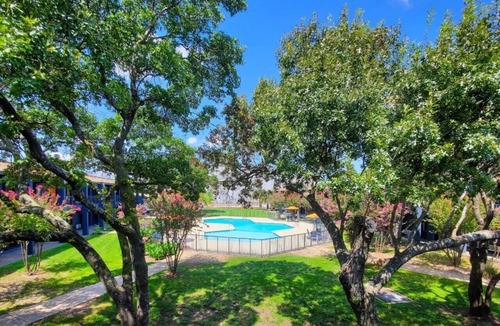 St. Johns Apartment | Sleepover | Vibrant Studio + Gym - Austin TX