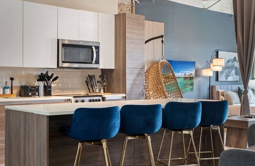 Downtown Dallas Apartment | Sleeps 11 I Downtown I Walk to Conv Ctr I 24hr Gym