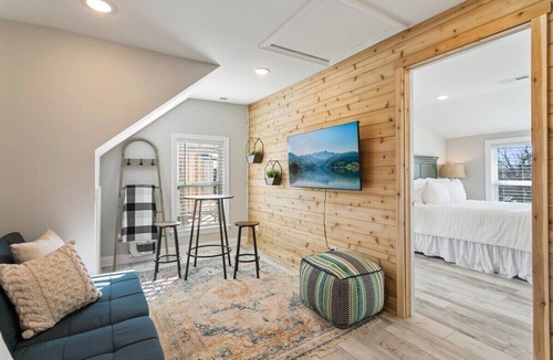 Hampton House | Sleeps 14; House for large extended family