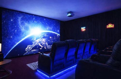 Highland Park West House | Sleeps 22 15min ATX & Lake Theater Arcade Sauna