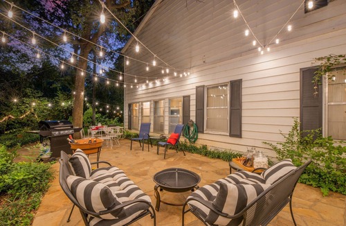 Carter Riverside House | sleeps 24–7 bedroom, 5.5 bath, King beds, central location