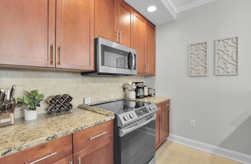 Old West Broad Neighborhood House | Sleeps 28 4 Suites in Walkable Historic District | The Juliette by AvantStay