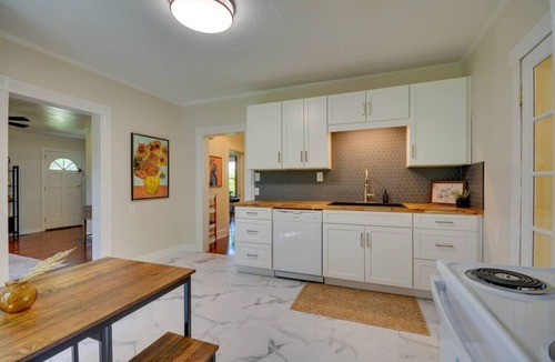 Danville House | Sleeps 6 | ½ Mi to Casino | 2bd/1bath | 3 Beds