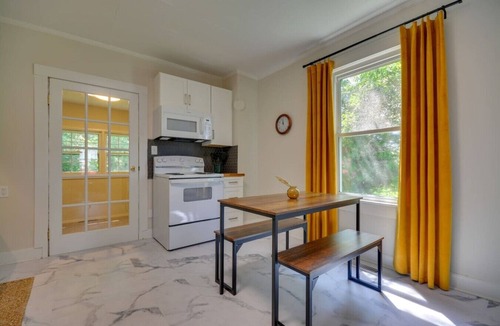 Danville House | Sleeps 6 | ½ Mi to Casino | 2bd/1bath | 3 Beds