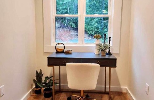 Old Fort House | Sliding Rock -A Creekside Cottage w7 acres, Waterfalls & Hiking