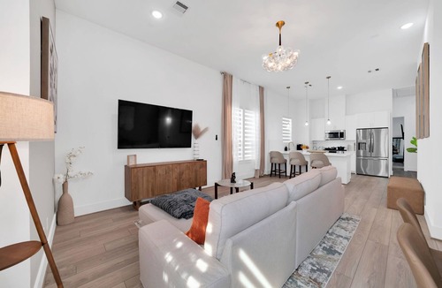 Foster Place House | Smart Spacious 3BR/2.5BA near NRG & TMC, Fast WiFi + Workspace + Sleeps 8