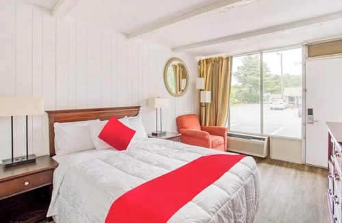 Kernersville Hotel | Smart Stay: Cozy Room, Great Price, Free Parking