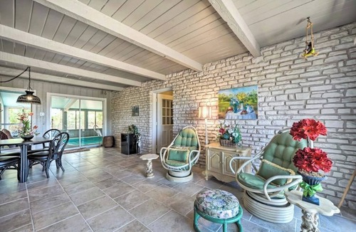 Kerrville House | Snowbird-friendly house with game room, full kitchen, balcony, & W/D