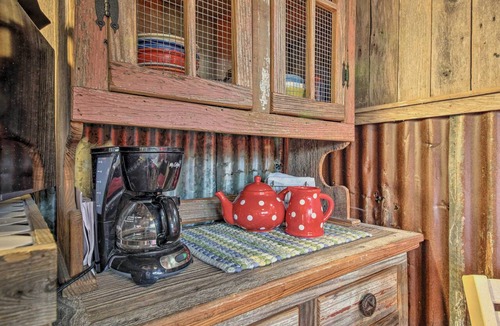 Wimberley Apartment | Snuggle Inn Wimberley Cabin w/Fire Pit + Deck